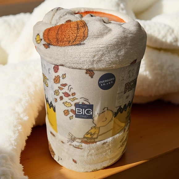 Peanuts | Plush Oversized Supersoft Throw Blanket - Picture 3 of 4